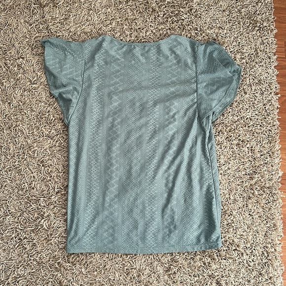 Women’s Amazon Green Short Ruffled Sleeve Lace Design Top Size large - Picture 3 of 3